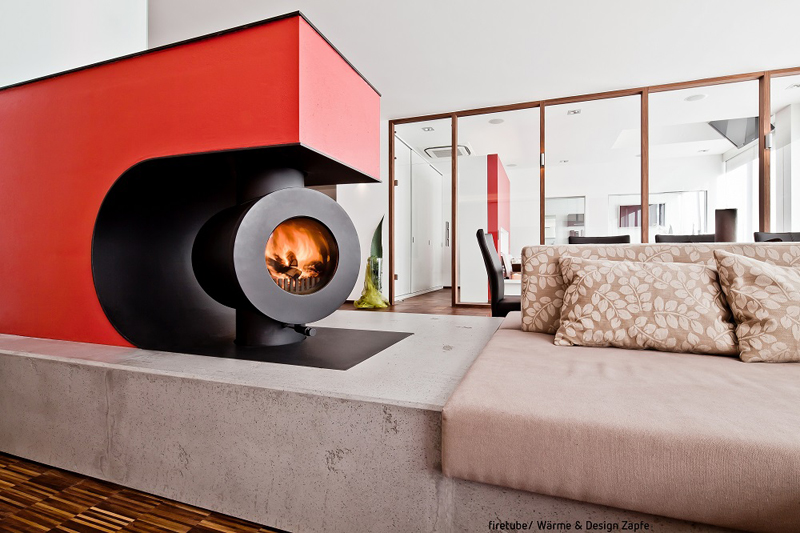 Sfeerfoto Firetube houtbrander in het rood in moderne woonkamer