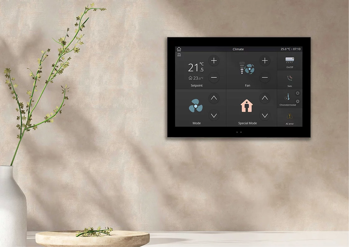 Domotica touchscreen aan de muur